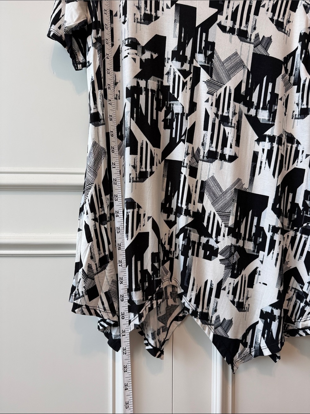 Rose & Olive Black and White Abstract V-Neck Short Sleeve Top - Picture 5 of 6